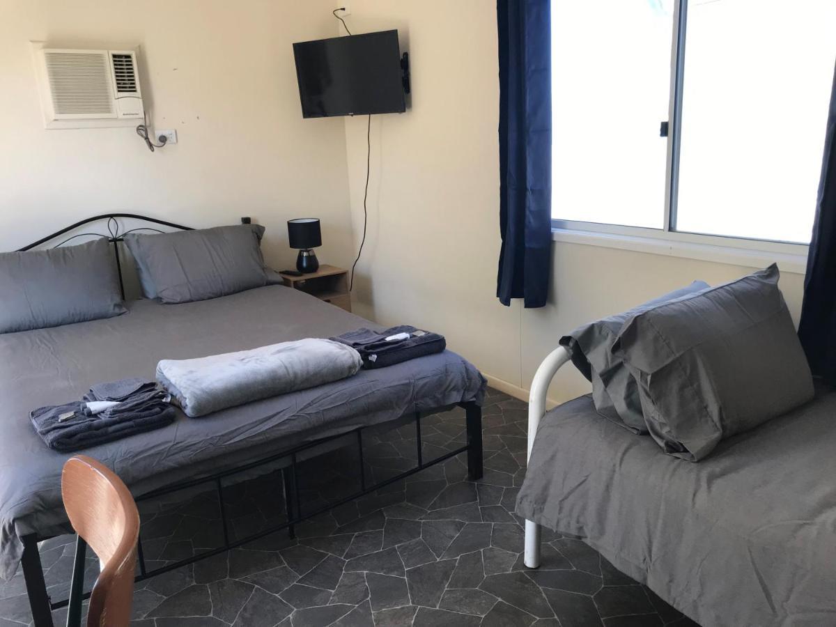 Australian Hotel Winton Budget Hotel Accommodation Exterior photo